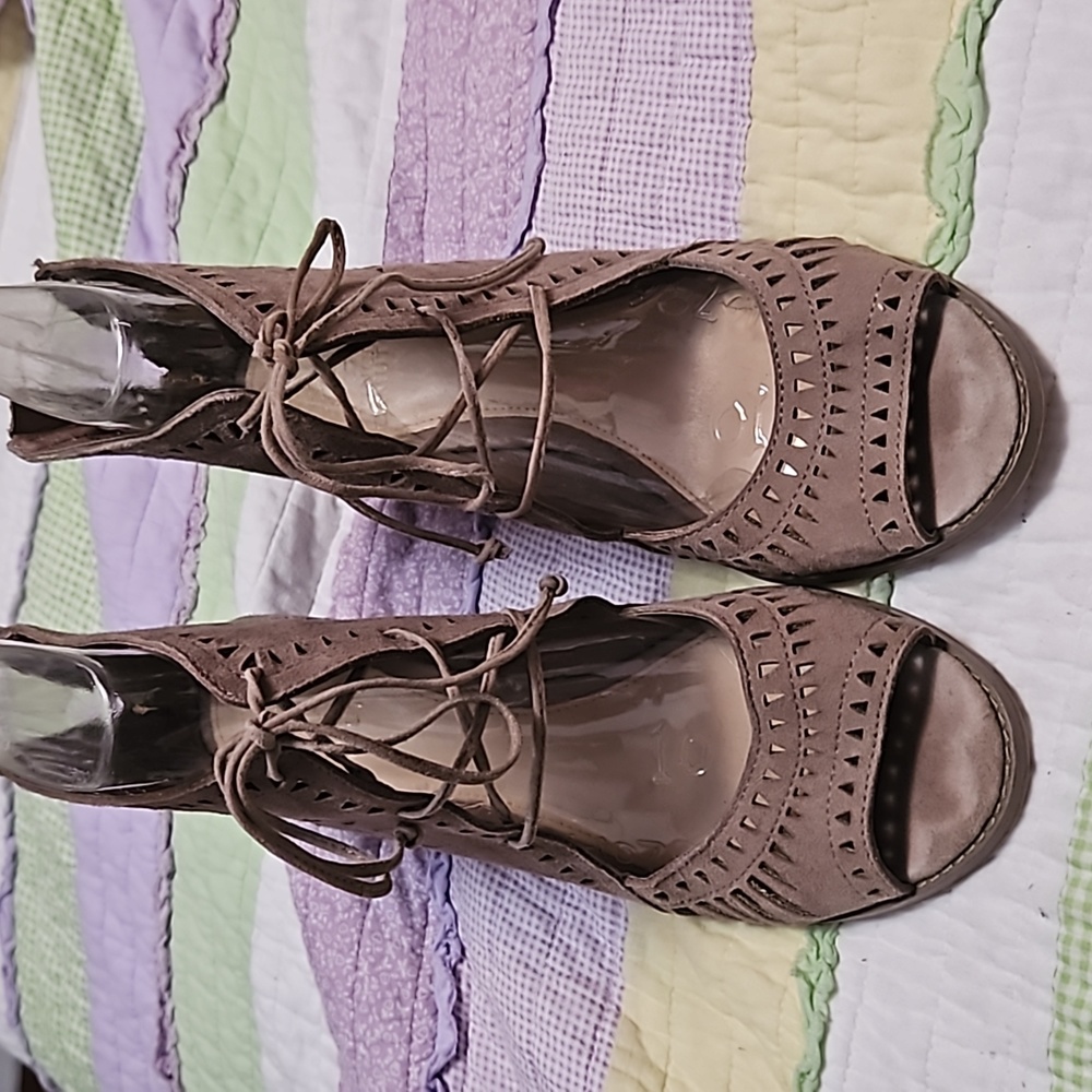 Vince Camuto 10 lace up heel size 11